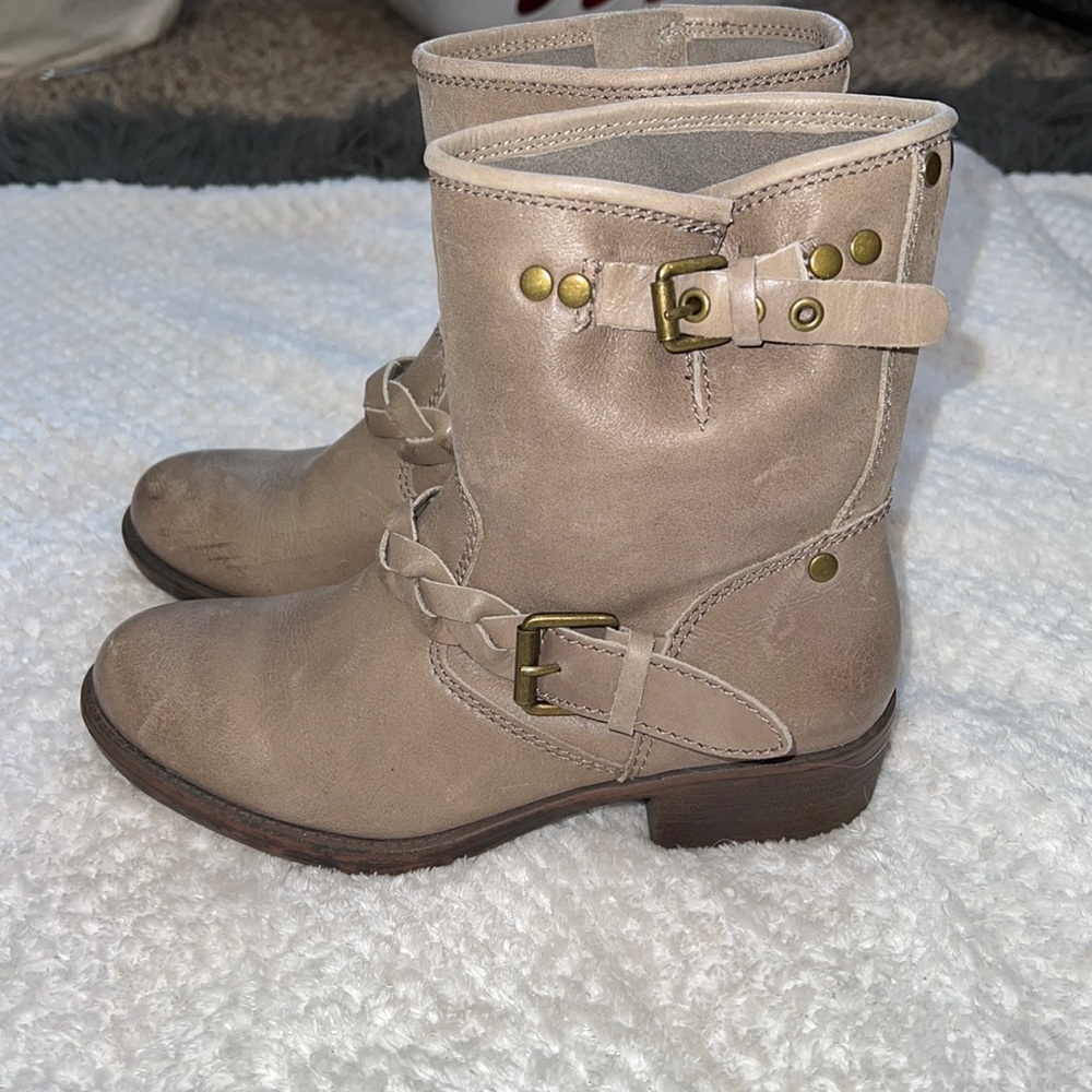 Woman's Taupe, Report, leather boots, size 5.5, excellent condition